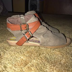 NWT: Blowfish peep toe sandals